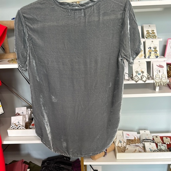 Bella Dahl Gray V-Neck Short Sleeve T-Shirt - Picture 3 of 4